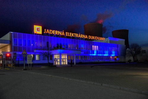 Česko i JE Dukovany svítily modře