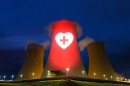 Chladicí věže Dukovan zalila barva krve se symbolem srdce a červeného kříže