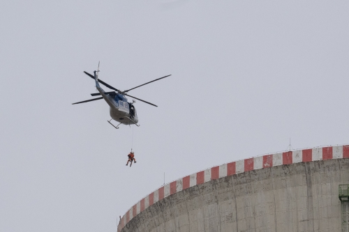 Konec odstávky využili dukovanští lezci k nácviku záchrany osob z chladicí věže pomocí vrtulníku