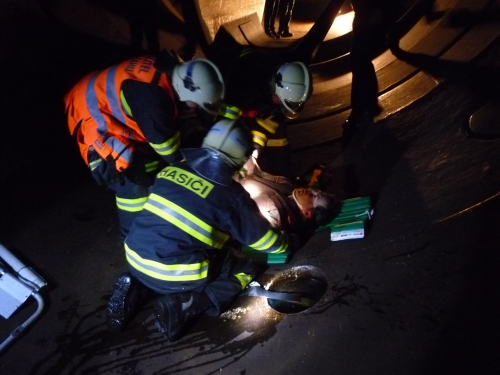Na Dalešicích cvičně zachraňovali vážně zraněného zaměstnance z přivaděče vody na turbínu
