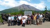 Tým mise před sopkou Sakurajima