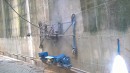 Vnitřní plášť chladicí věže dukovanské elektrárny opravuje speciální „pavouk“